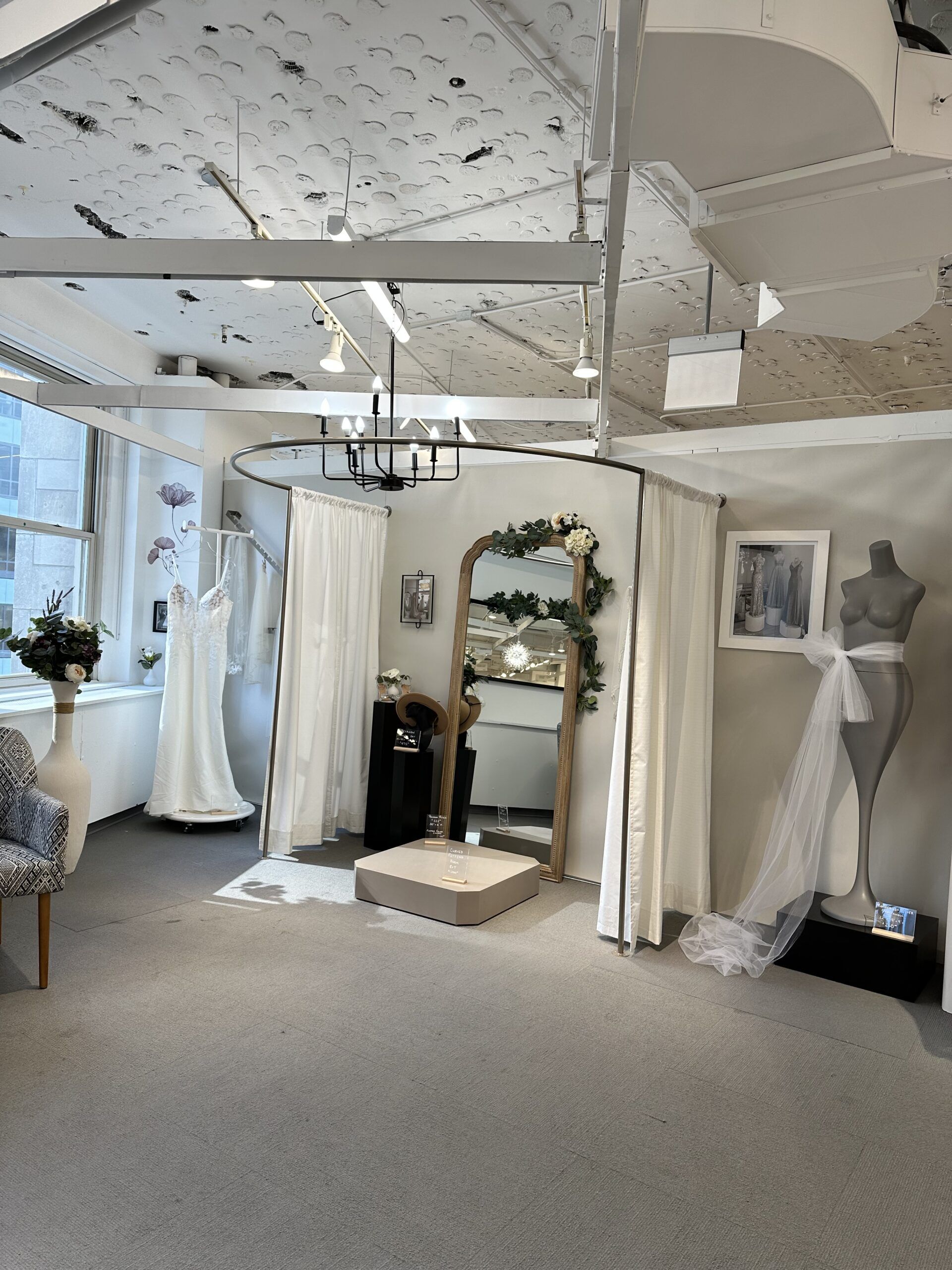 Curved Fitting Rooms - Image 5