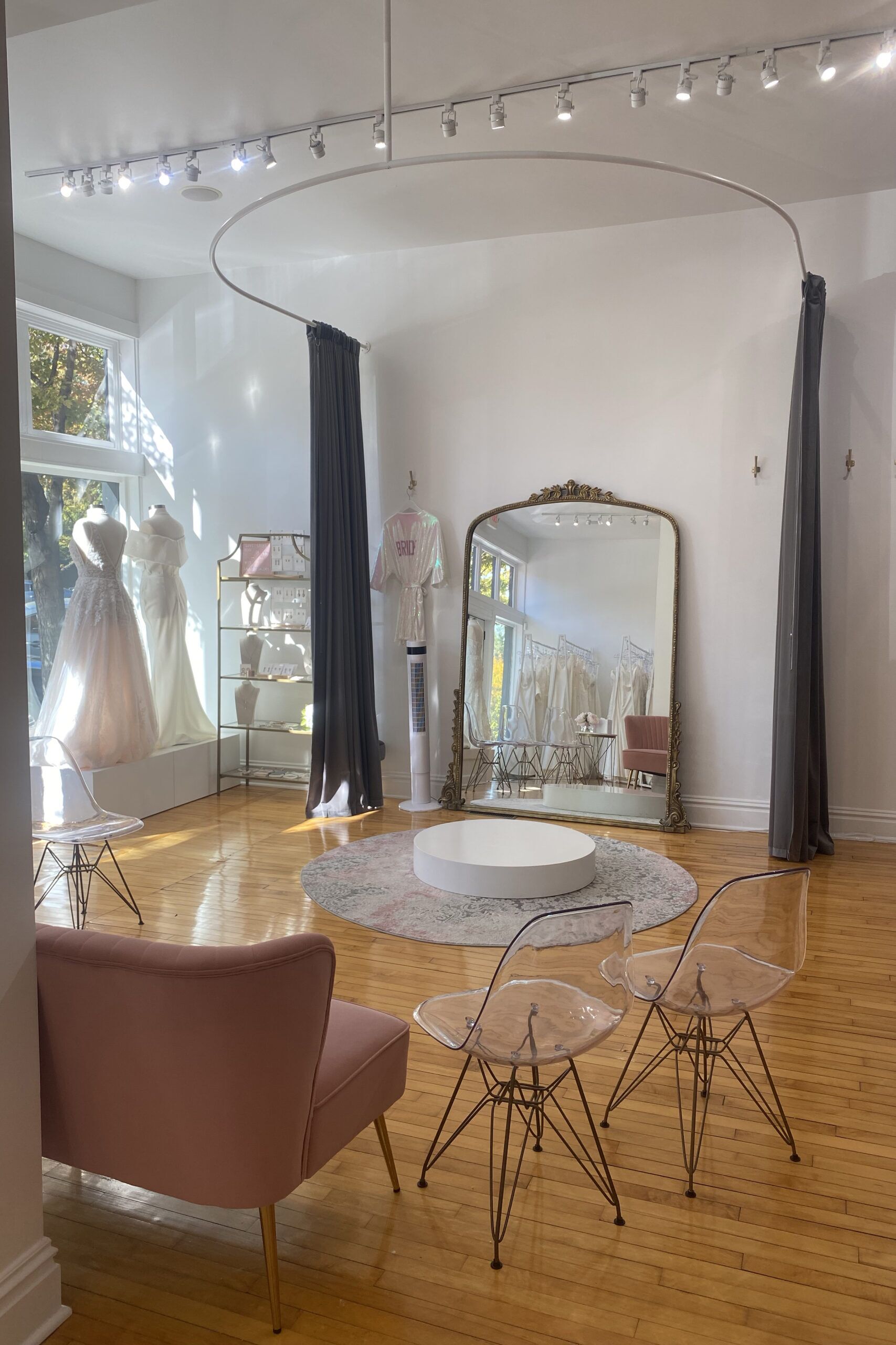 Curved Fitting Rooms - Image 4